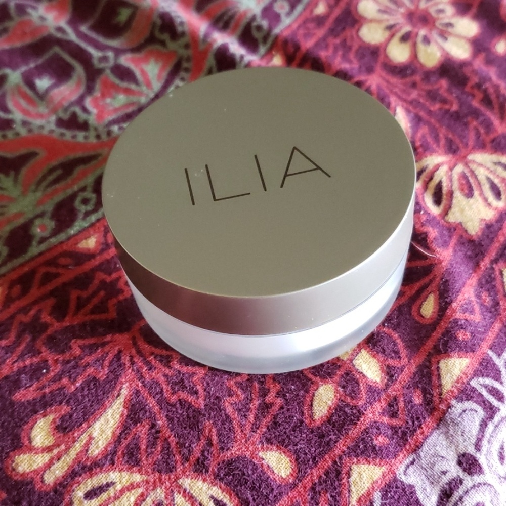 Ilia soft focus finishing powder